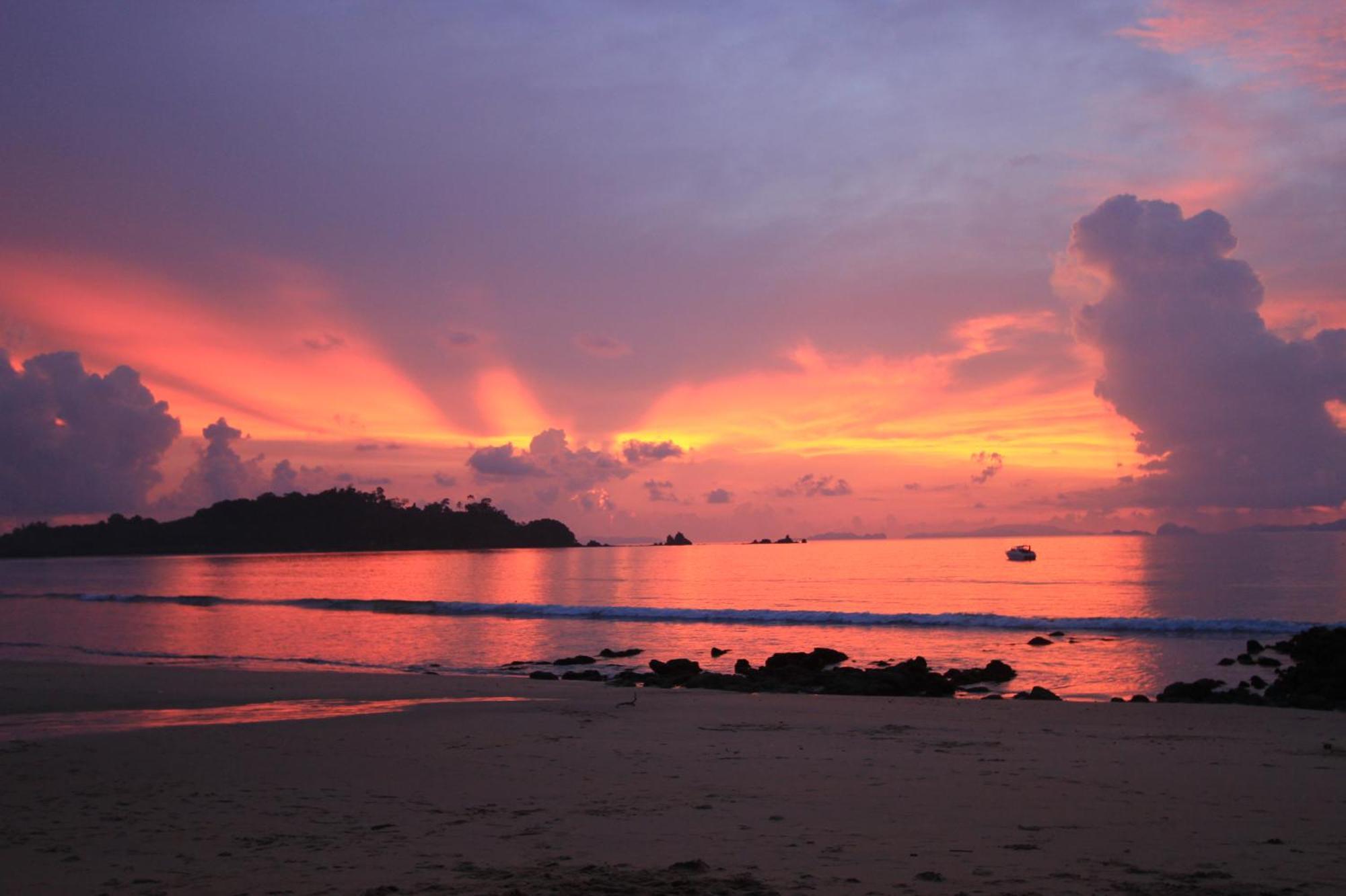 Heaven Beach Resort & Art Koh Phayam Exterior foto